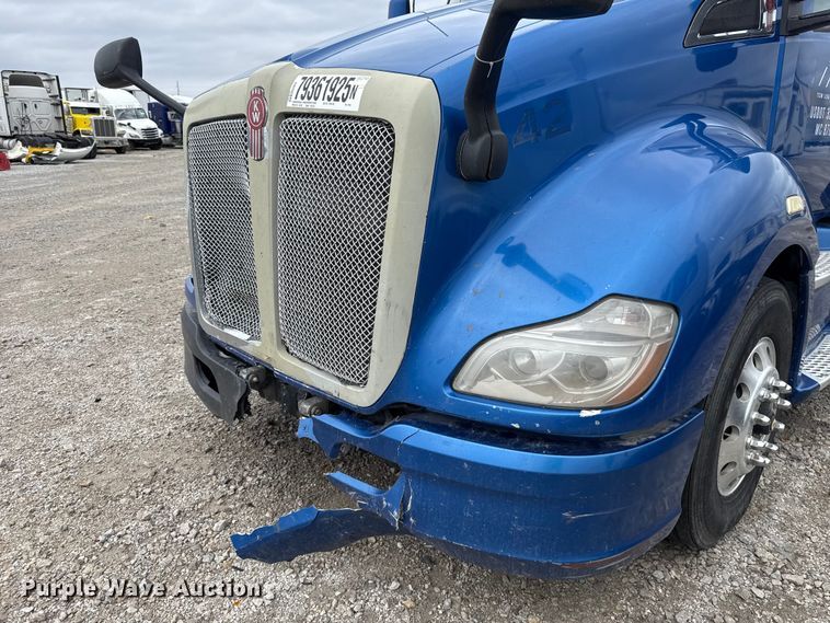 image for item YA2740 2017 Kenworth T680 semi truck