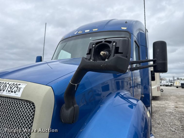 image for item YA2740 2017 Kenworth T680 semi truck