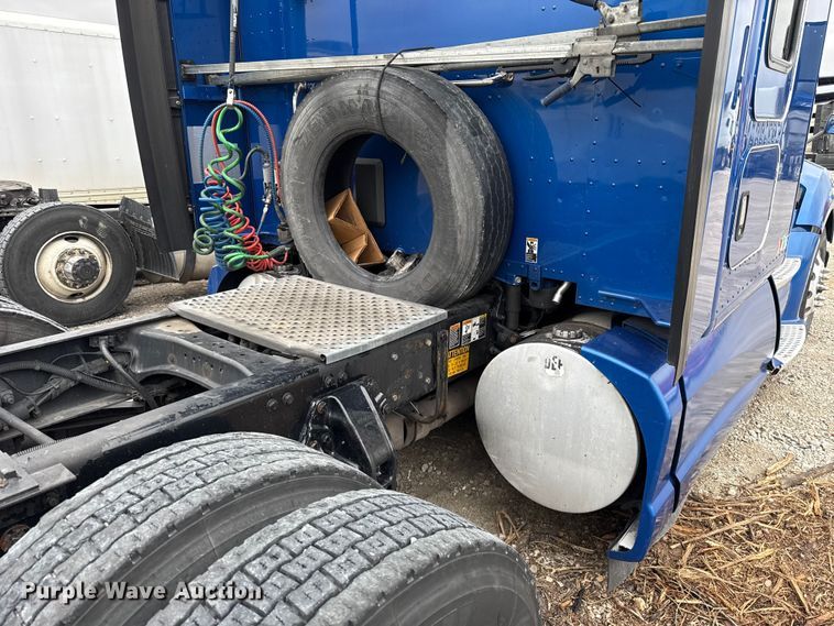 image for item YA2740 2017 Kenworth T680 semi truck