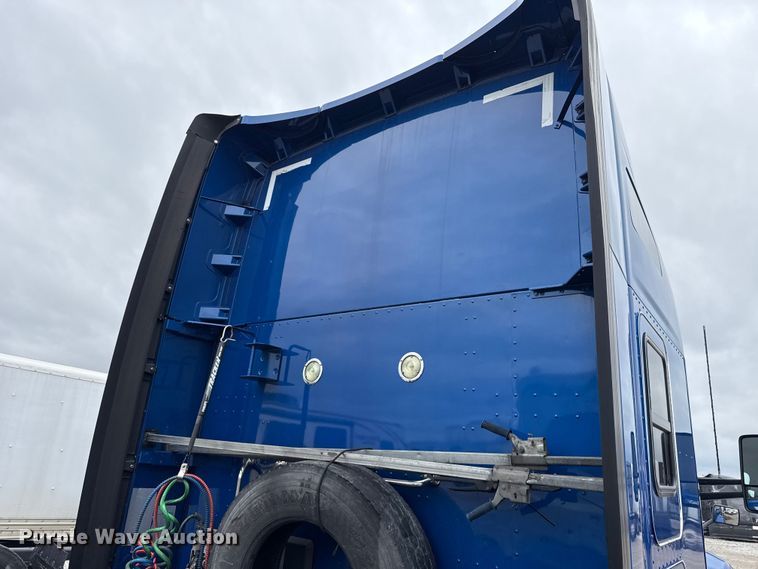 image for item YA2740 2017 Kenworth T680 semi truck
