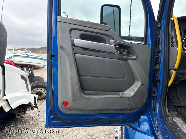 image for item YA2740 2017 Kenworth T680 semi truck
