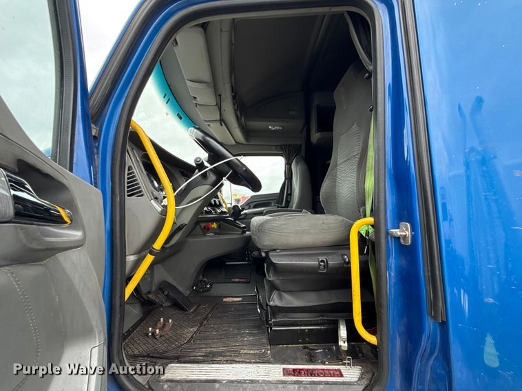 image for item YA2740 2017 Kenworth T680 semi truck