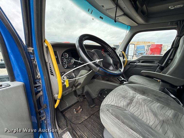 image for item YA2740 2017 Kenworth T680 semi truck