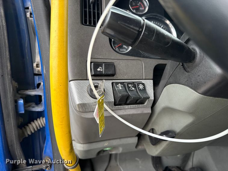 image for item YA2740 2017 Kenworth T680 semi truck
