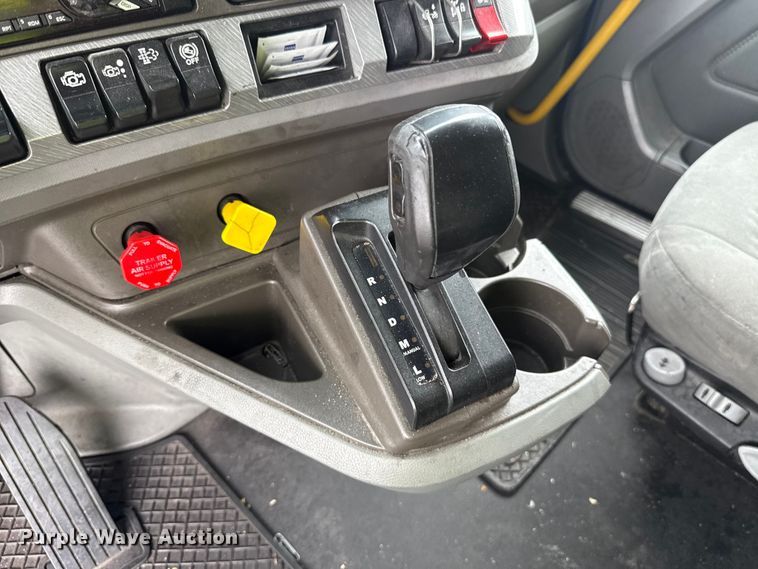 image for item YA2740 2017 Kenworth T680 semi truck