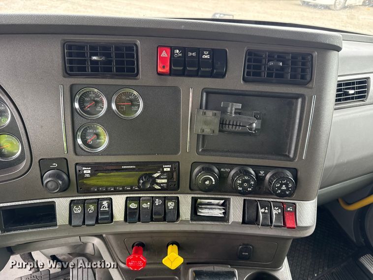image for item YA2740 2017 Kenworth T680 semi truck