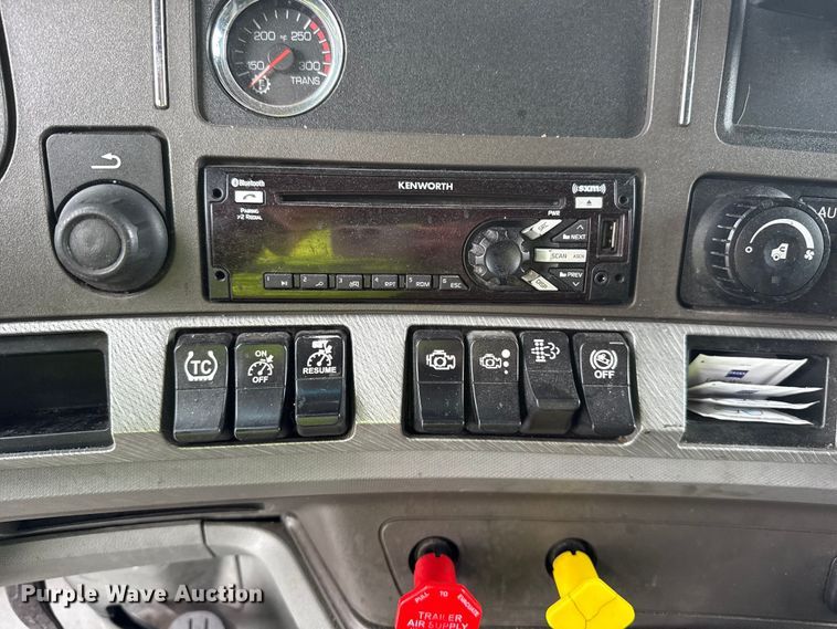 image for item YA2740 2017 Kenworth T680 semi truck