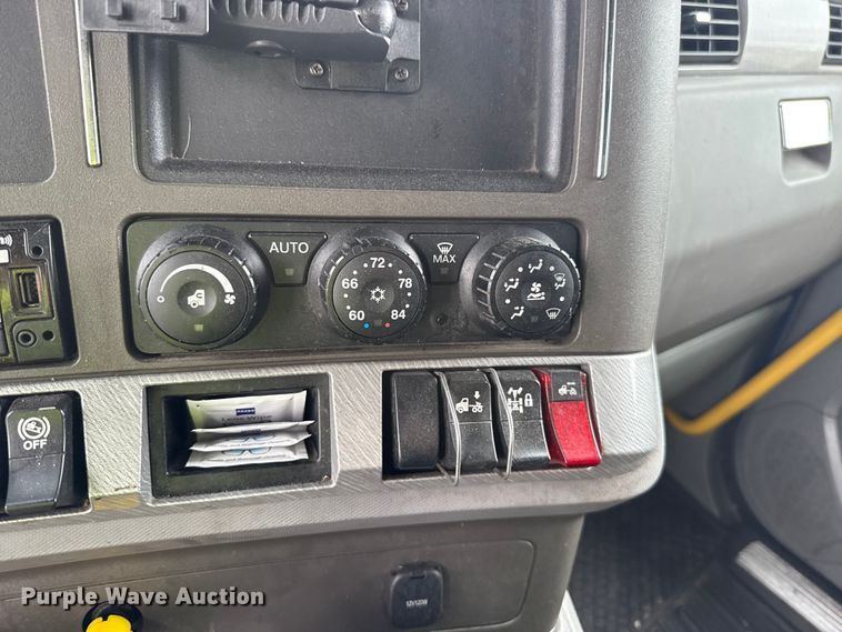 image for item YA2740 2017 Kenworth T680 semi truck