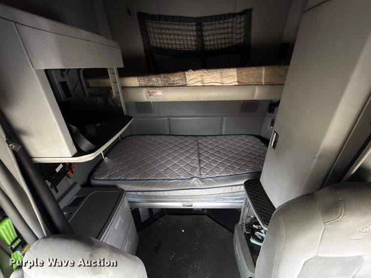 image for item YA2740 2017 Kenworth T680 semi truck