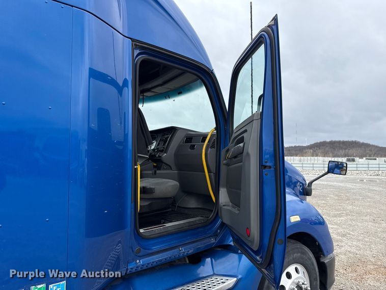 image for item YA2740 2017 Kenworth T680 semi truck