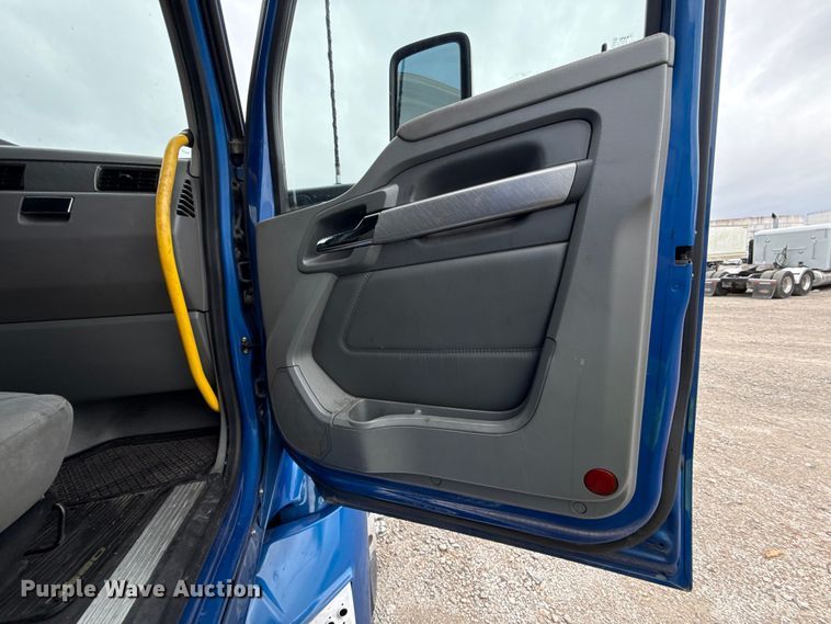 image for item YA2740 2017 Kenworth T680 semi truck