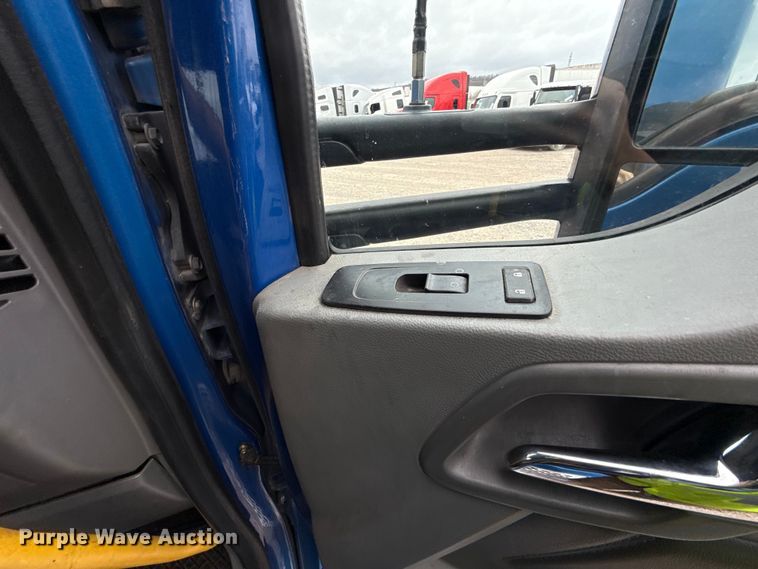 image for item YA2740 2017 Kenworth T680 semi truck