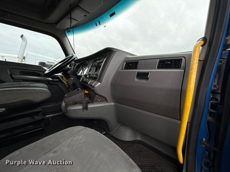 image for item YA2740 2017 Kenworth T680 semi truck