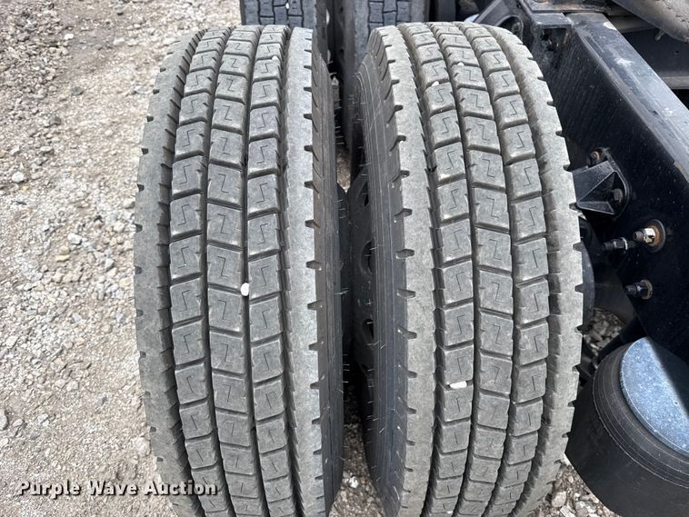 image for item YA2740 2017 Kenworth T680 semi truck