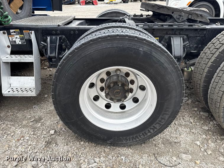 image for item YA2740 2017 Kenworth T680 semi truck