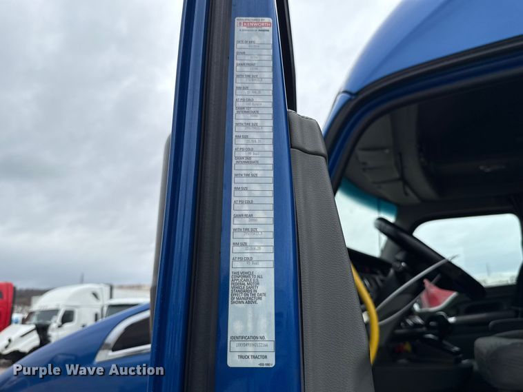 image for item YA2740 2017 Kenworth T680 semi truck