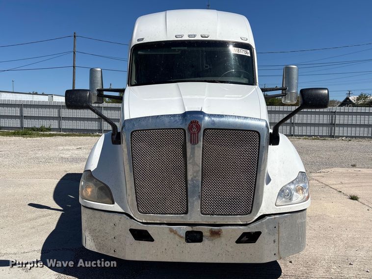 image for item YA2759 2017 Kenworth T680 semi truck