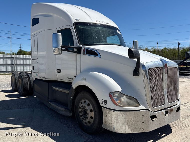 image for item YA2759 2017 Kenworth T680 semi truck