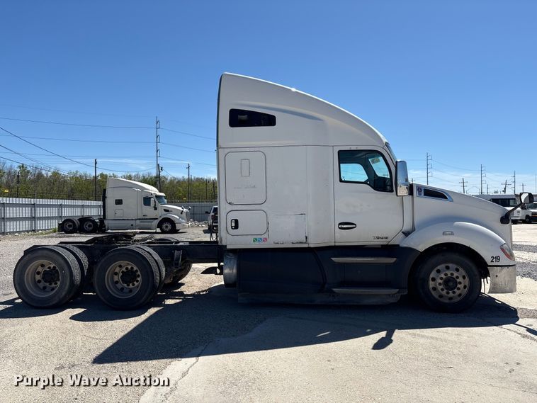 image for item YA2759 2017 Kenworth T680 semi truck