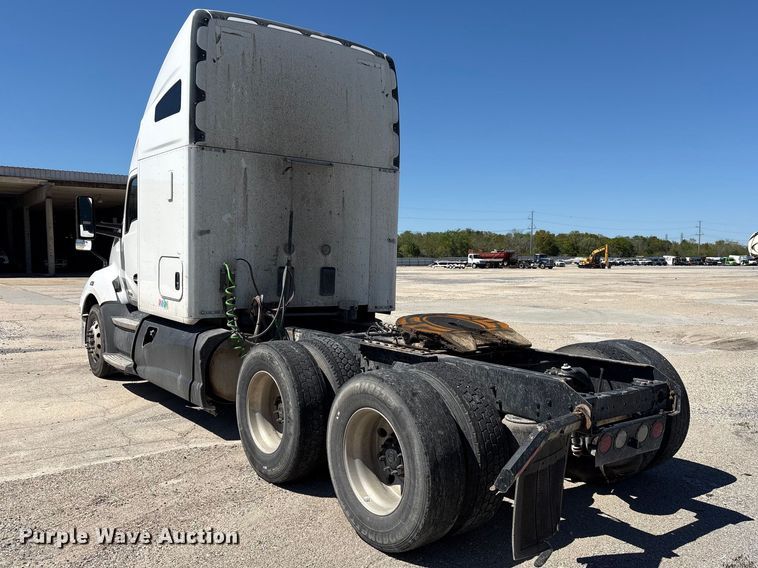 image for item YA2759 2017 Kenworth T680 semi truck