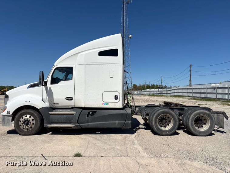image for item YA2759 2017 Kenworth T680 semi truck