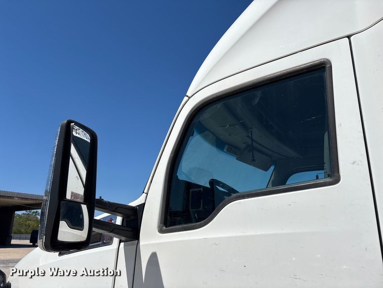image for item YA2759 2017 Kenworth T680 semi truck