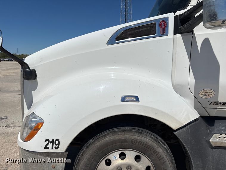 image for item YA2759 2017 Kenworth T680 semi truck