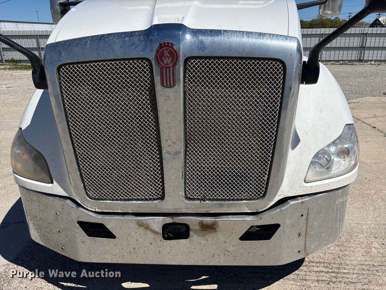 image for item YA2759 2017 Kenworth T680 semi truck
