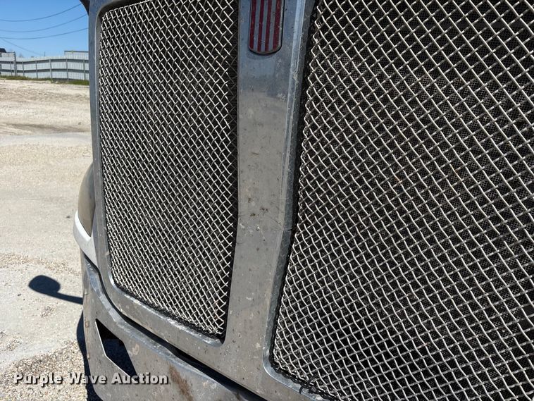 image for item YA2759 2017 Kenworth T680 semi truck