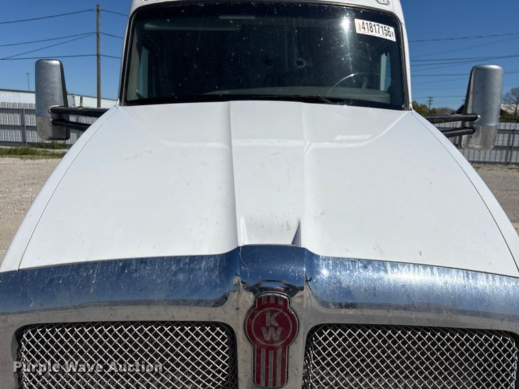 image for item YA2759 2017 Kenworth T680 semi truck