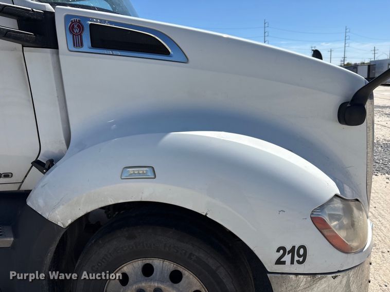 image for item YA2759 2017 Kenworth T680 semi truck