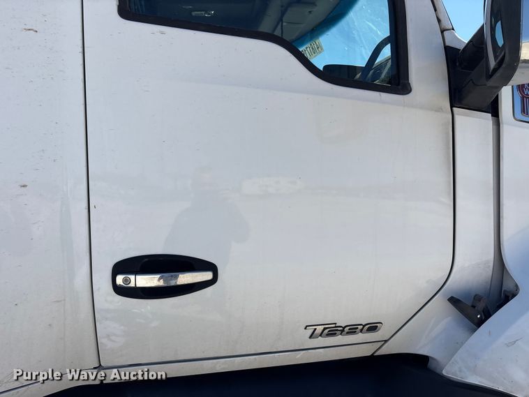 image for item YA2759 2017 Kenworth T680 semi truck
