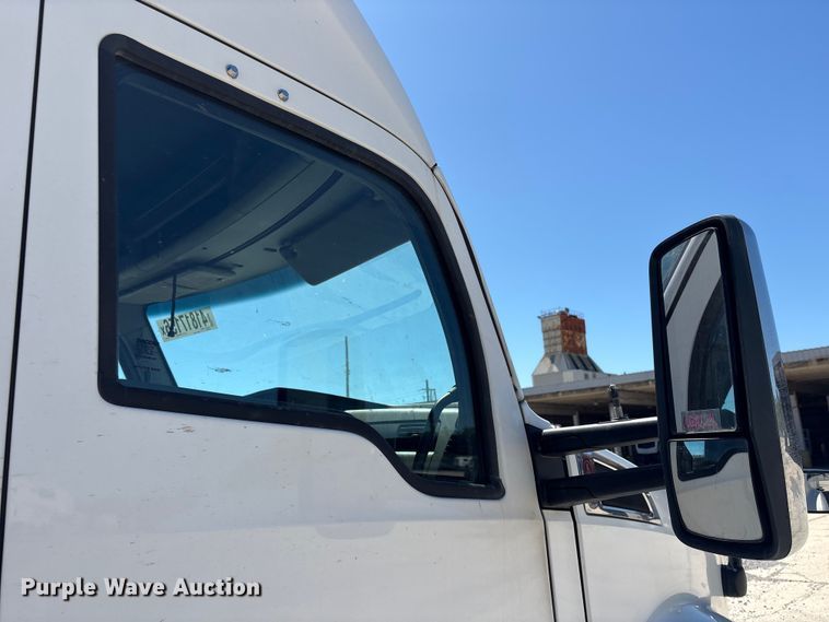 image for item YA2759 2017 Kenworth T680 semi truck