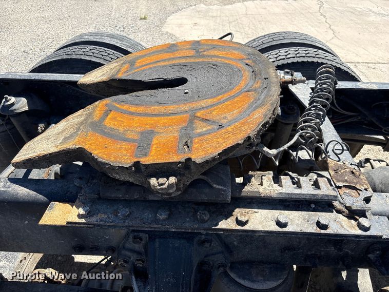 image for item YA2759 2017 Kenworth T680 semi truck