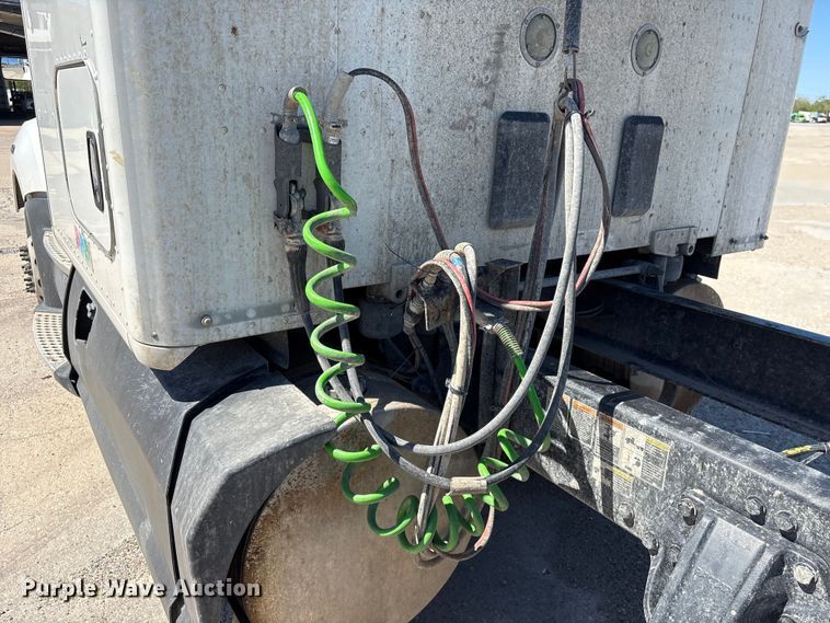 image for item YA2759 2017 Kenworth T680 semi truck