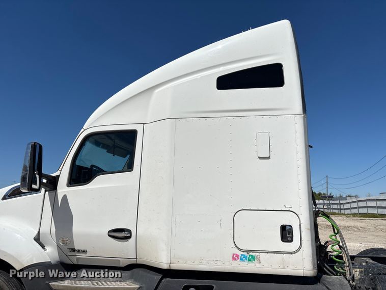 image for item YA2759 2017 Kenworth T680 semi truck