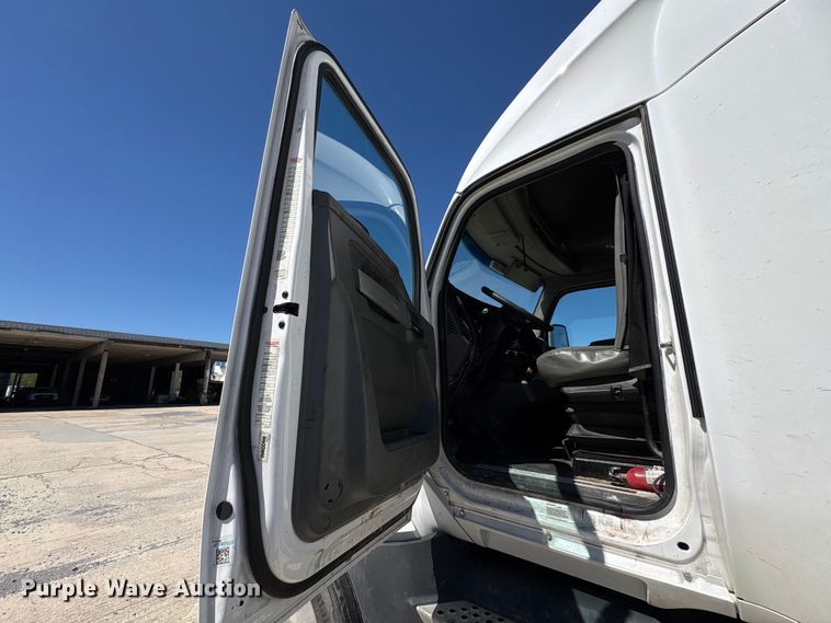 image for item YA2759 2017 Kenworth T680 semi truck