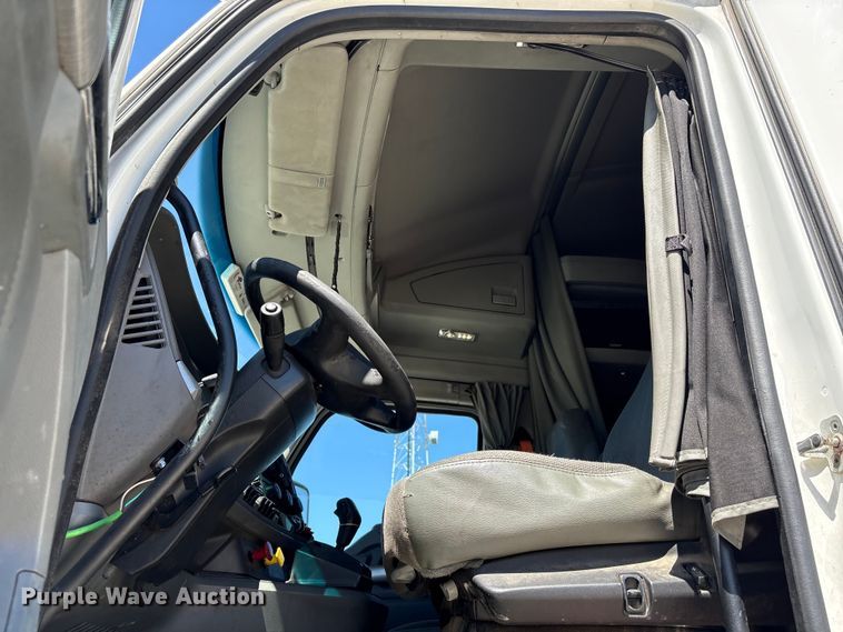 image for item YA2759 2017 Kenworth T680 semi truck