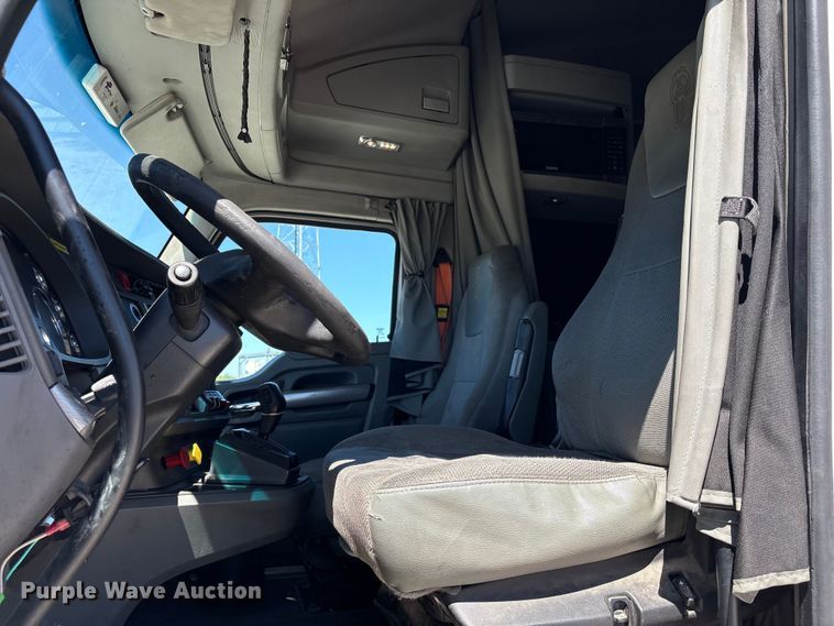 image for item YA2759 2017 Kenworth T680 semi truck