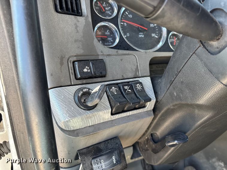 image for item YA2759 2017 Kenworth T680 semi truck