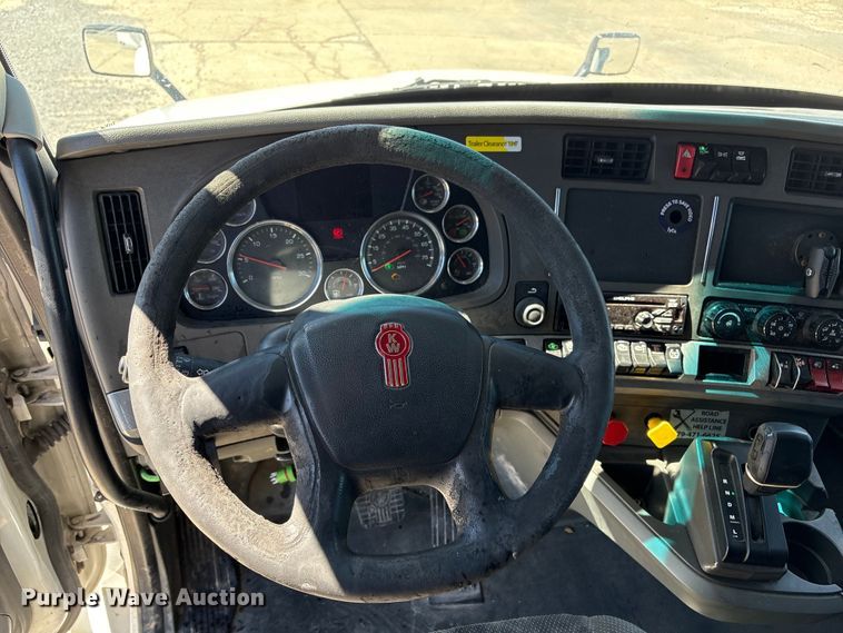 image for item YA2759 2017 Kenworth T680 semi truck