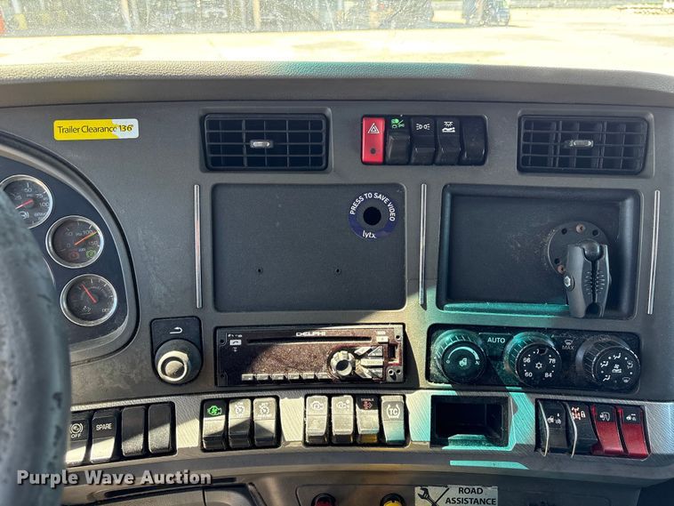 image for item YA2759 2017 Kenworth T680 semi truck