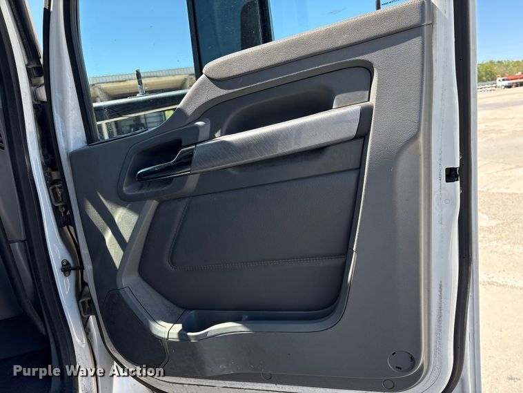 image for item YA2759 2017 Kenworth T680 semi truck