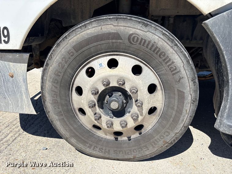 image for item YA2759 2017 Kenworth T680 semi truck