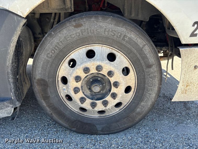 image for item YA2759 2017 Kenworth T680 semi truck