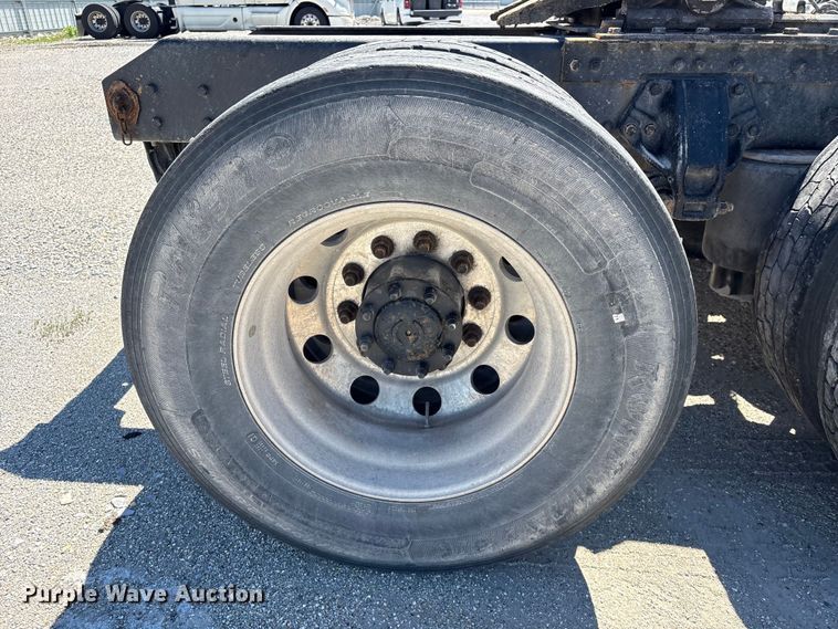 image for item YA2759 2017 Kenworth T680 semi truck
