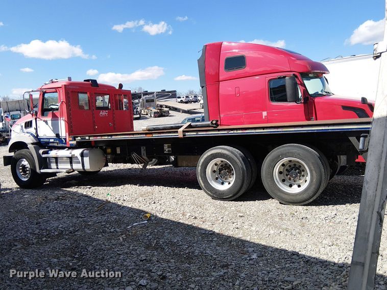 image for item YA2760 2017 Mack GU813 flatbed truck