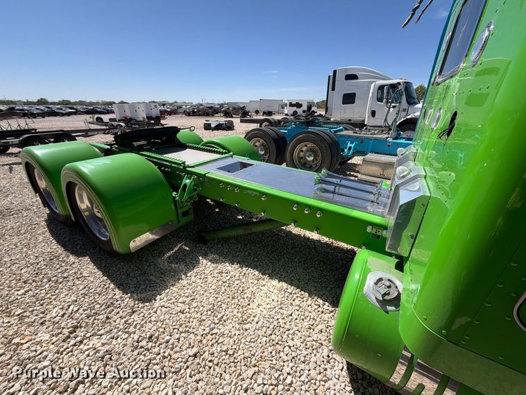 image for item YA2872 2019 Peterbilt 389 semi truck