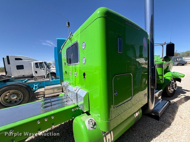 image for item YA2872 2019 Peterbilt 389 semi truck