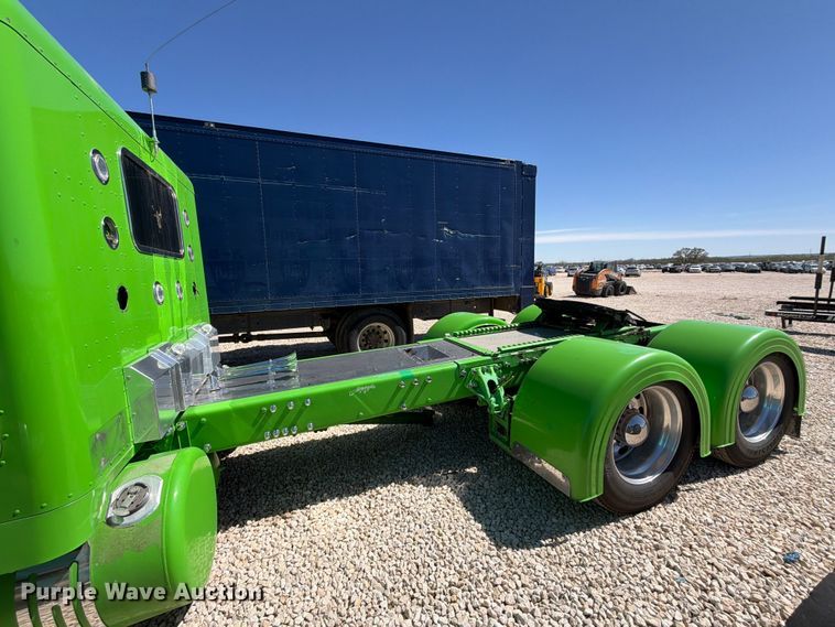 image for item YA2872 2019 Peterbilt 389 semi truck